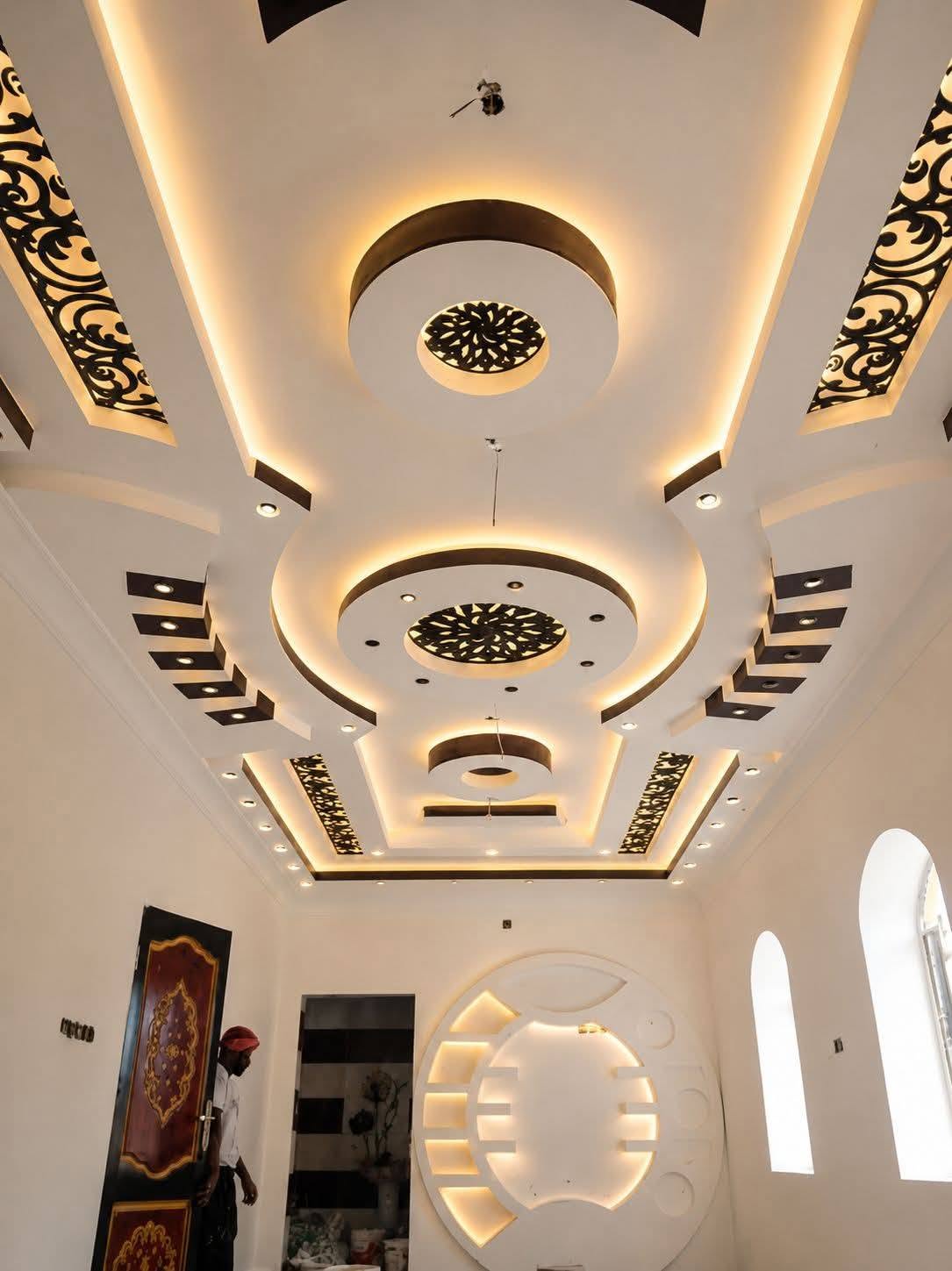 Modern Decorative Ceiling with Integrated Lighting